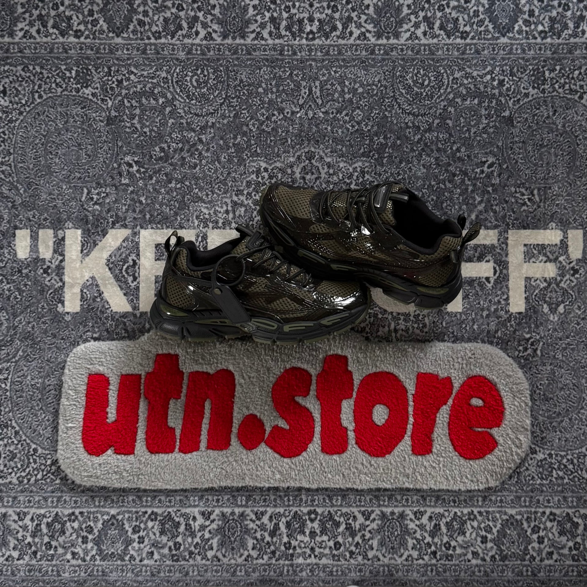 Off-white “be right back”