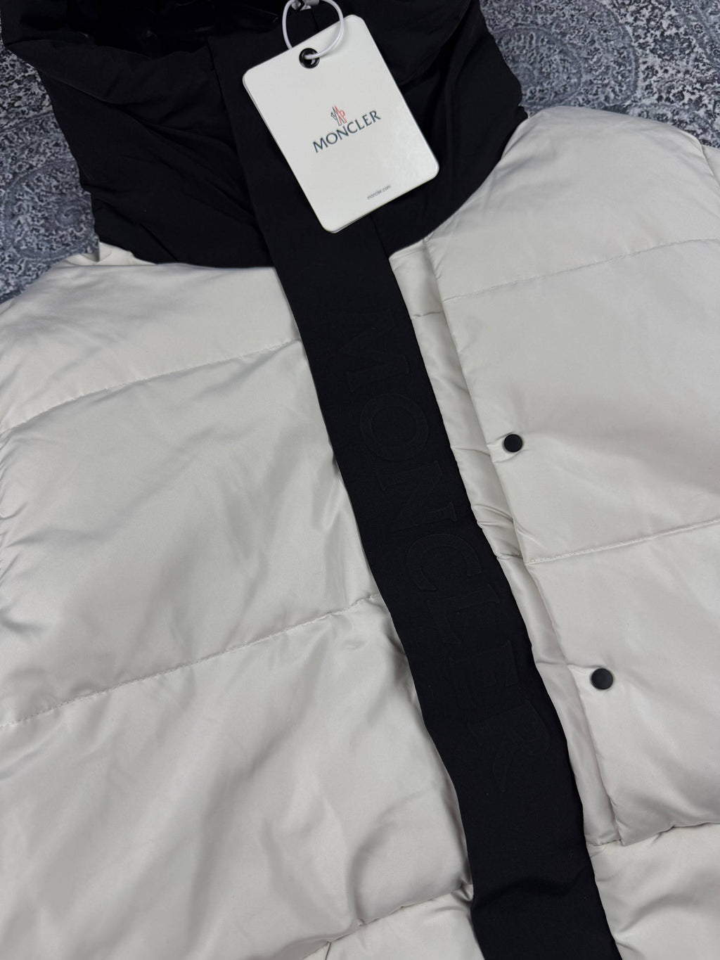 Куртка Moncler Madeira Hooded Short Down Jacket