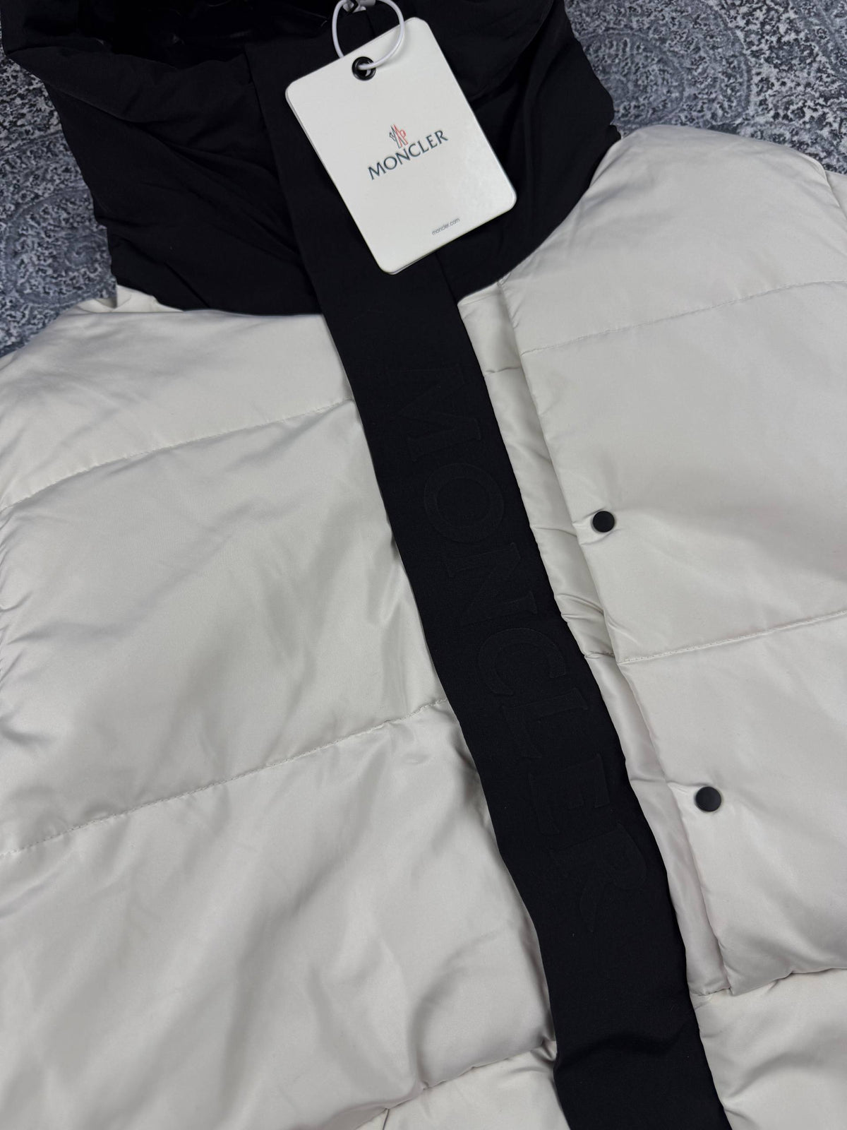 Куртка Moncler Madeira Hooded Short Down Jacket