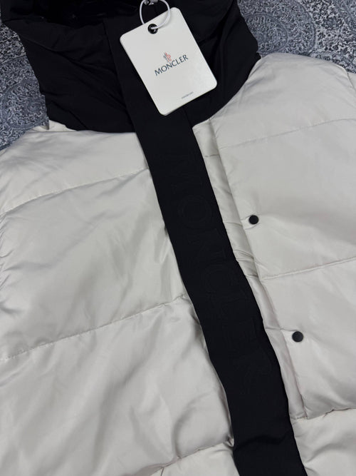 Куртка Moncler Madeira Hooded Short Down Jacket