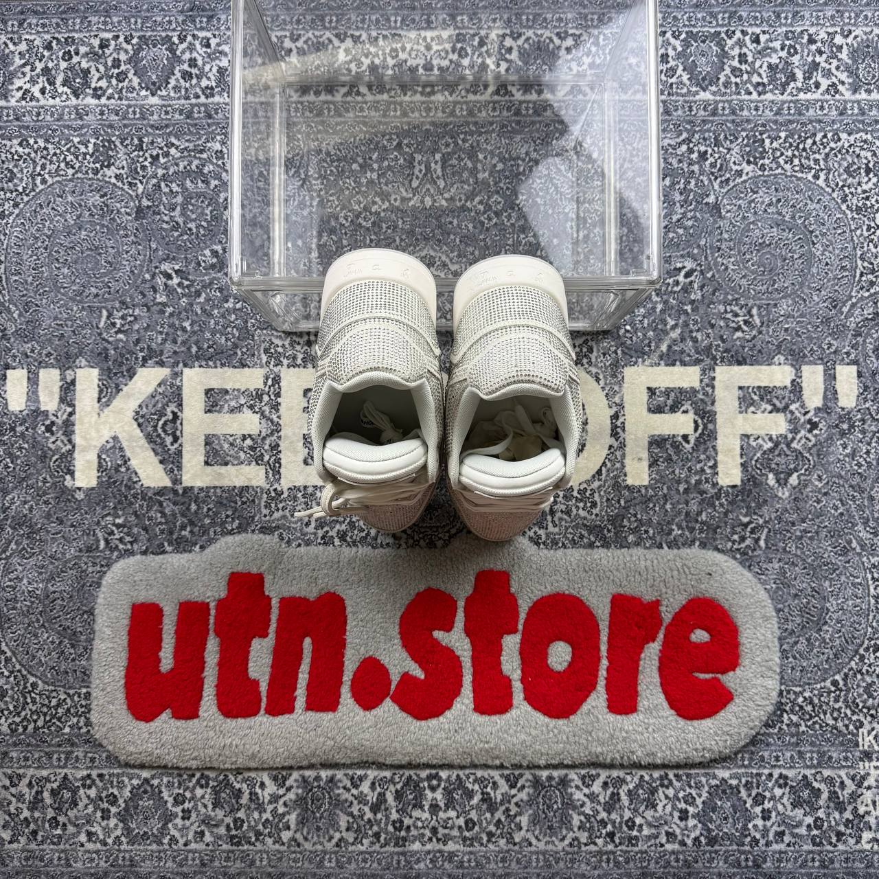 Off-White out of office