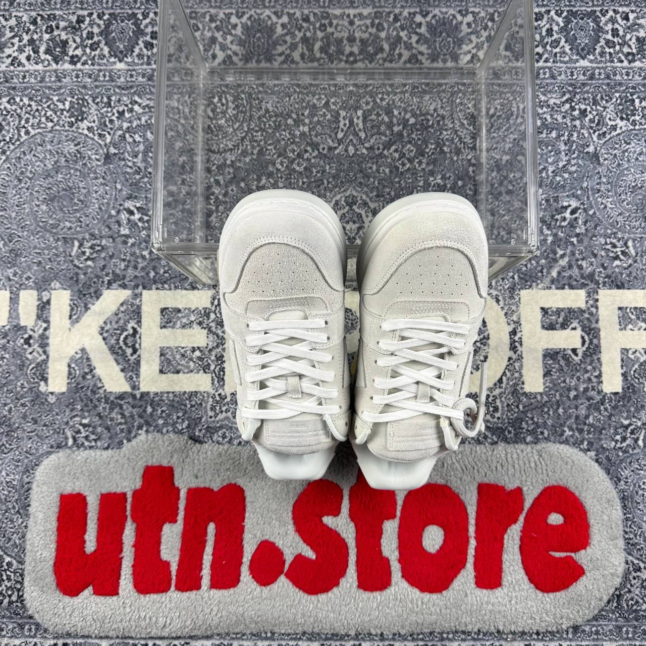 Off-White out of office